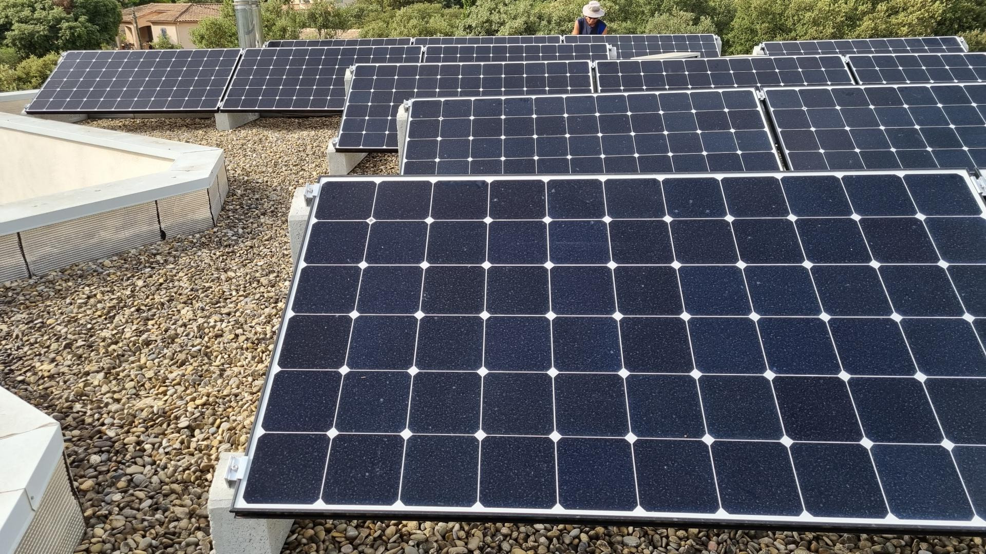 Installation de panneaux photovoltaïques chez un client Installateur panneaux solaires Nîmes